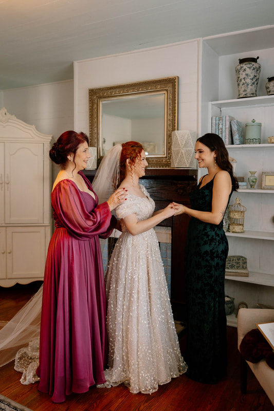 bride with mother and sister in farmhouse bridal suite