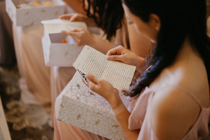 bridesmaid reading note from bride